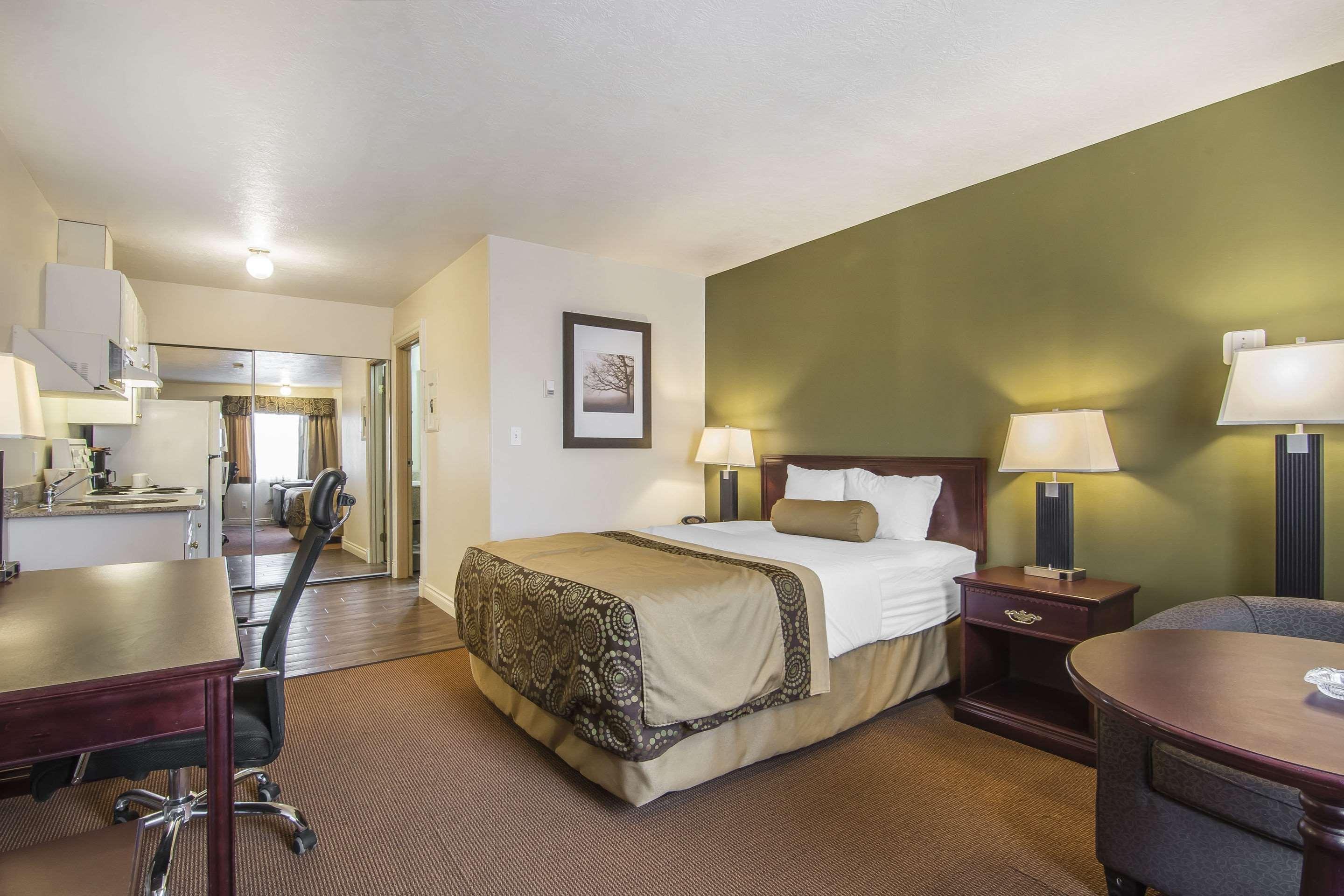 Econo Lodge Inn & Suites High Level Exteriör bild