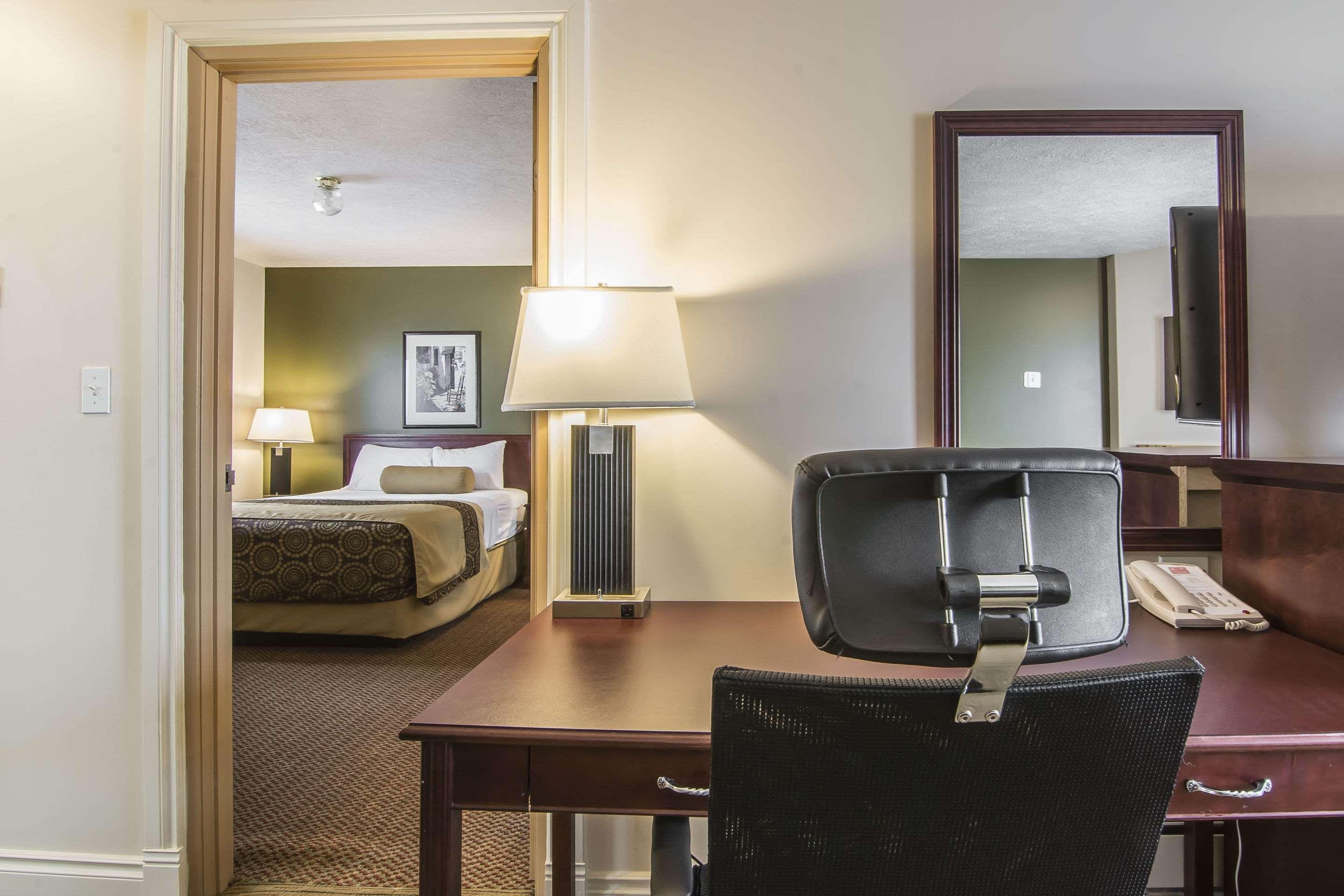 Econo Lodge Inn & Suites High Level Exteriör bild